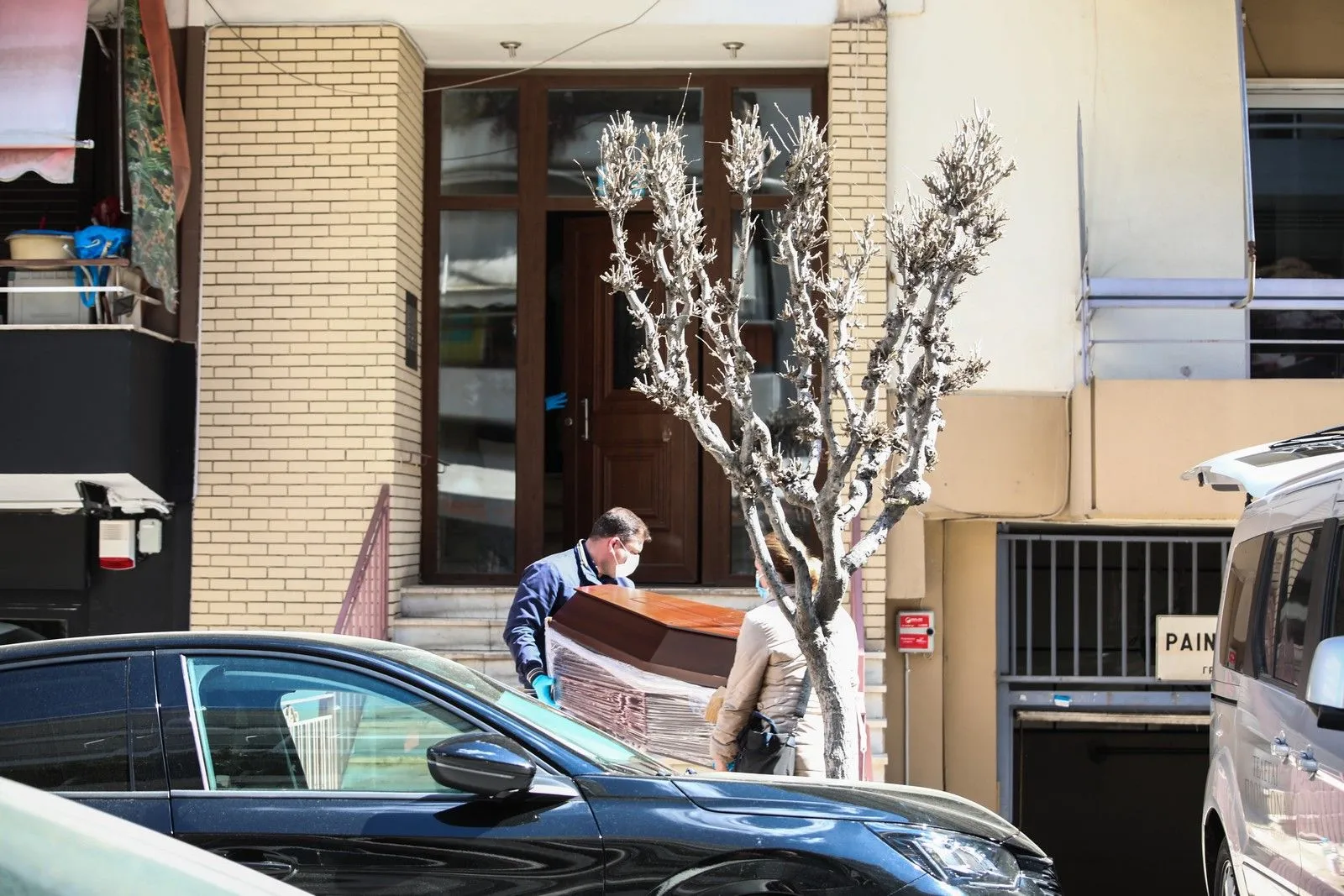 Τις σορούς δύο γυναικών σε προχωρημένη σήψη εντόπισαν αστυνομικοί σε διαμέρισμα στην περιοχή του Ζωγράφου