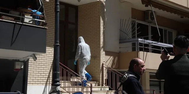 Τις σορούς δύο γυναικών σε προχωρημένη σήψη εντόπισαν αστυνομικοί σε διαμέρισμα στην περιοχή του Ζωγράφου