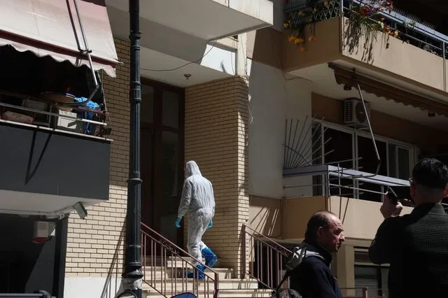 Τις σορούς δύο γυναικών σε προχωρημένη σήψη εντόπισαν αστυνομικοί σε διαμέρισμα στην περιοχή του Ζωγράφου