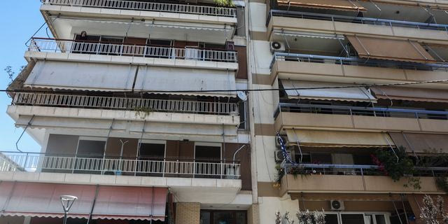 Τις σορούς δύο γυναικών σε προχωρημένη σήψη εντόπισαν αστυνομικοί σε διαμέρισμα στην περιοχή του Ζωγράφου, Δευτέρα 30 Μαρτίου 2026. Οι σοροί της 91χρονης και της 56χρονης κόρης της εντοπίστηκαν σε δωμάτιο διαμερίσματος στου Ζωγράφου