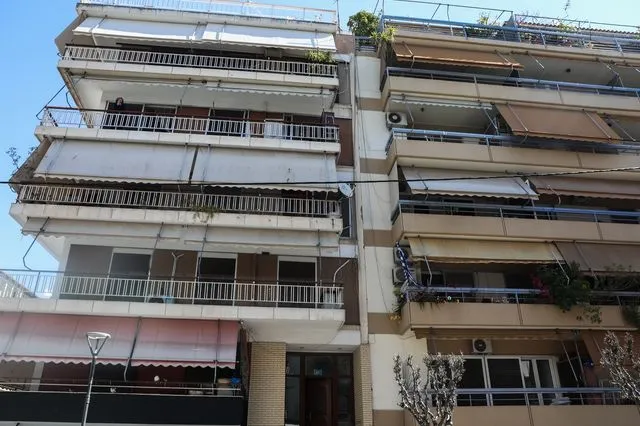 Τις σορούς δύο γυναικών σε προχωρημένη σήψη εντόπισαν αστυνομικοί σε διαμέρισμα στην περιοχή του Ζωγράφου, Δευτέρα 30 Μαρτίου 2026. Οι σοροί της 91χρονης και της 56χρονης κόρης της εντοπίστηκαν σε δωμάτιο διαμερίσματος στου Ζωγράφου