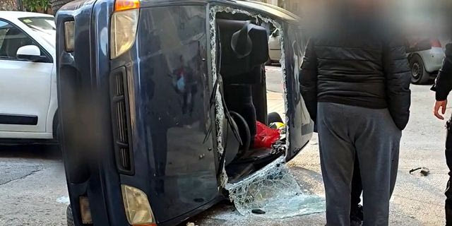 Κυψέλη: Όχημα αναποδογύρισε στη μέση του δρόμου – Απεγκλωβίστηκε ο οδηγός