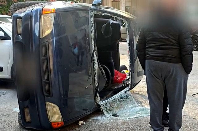 Κυψέλη: Όχημα αναποδογύρισε στη μέση του δρόμου – Απεγκλωβίστηκε ο οδηγός