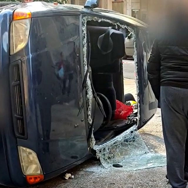 Κυψέλη: Όχημα αναποδογύρισε στη μέση του δρόμου – Απεγκλωβίστηκε ο οδηγός