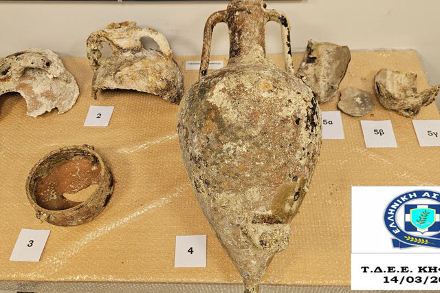 Κηφισιά: Δέκα τμήματα ενάλιων αρχαίων αμφορέων εντοπίστηκαν σε σπίτι