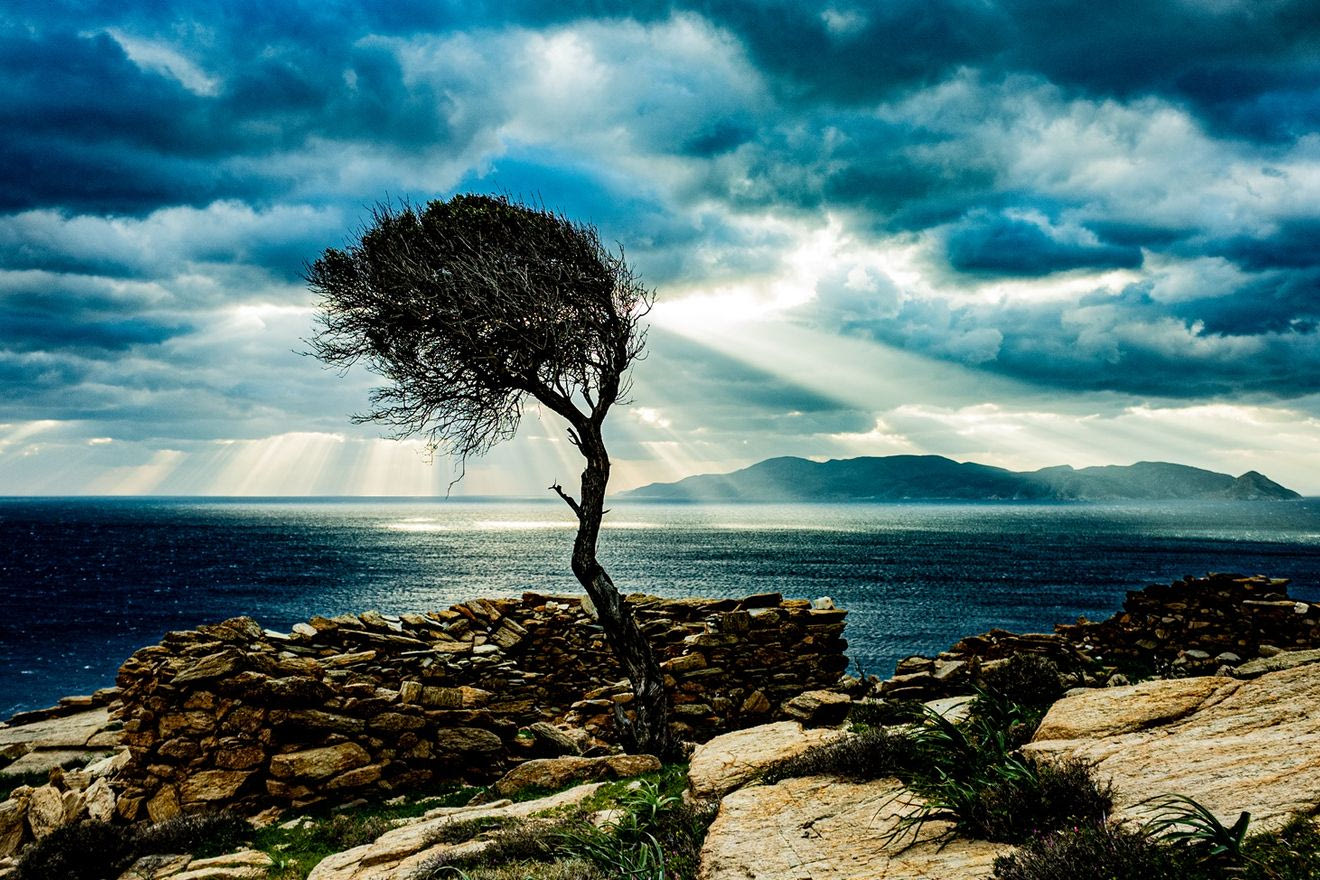 Στην Ίο, ένας έμπειρος κινηματογραφικός παραγωγός φωτογραφίζει το «φως των θεών»