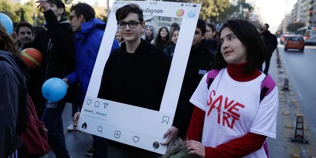 Το θέμα δεν είναι να βγάλεις τα παιδιά από τα social media, αλλά τα social media από τα παιδιά