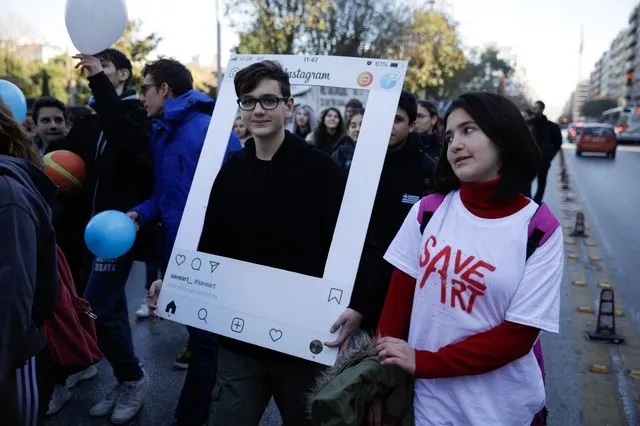 Το θέμα δεν είναι να βγάλεις τα παιδιά από τα social media, αλλά τα social media από τα παιδιά