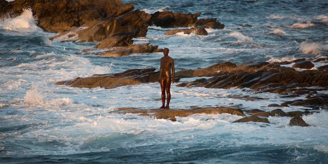 Antony Gormley, SIGHT, 2019 | Installation View Another Time XIV, 2011 | Ο NEON στον αρχαιολογικό χώρο της Δήλου | Φωτογραφία © Ναταλία Τσουκαλά | Ευγενική Παραχώρηση NEON, Εφορεία Αρχαιοτήτων Κυκλάδων και ο καλλιτέχνης