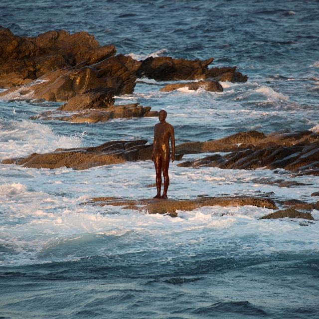 Antony Gormley, SIGHT, 2019 | Installation View Another Time XIV, 2011 | Ο NEON στον αρχαιολογικό χώρο της Δήλου | Φωτογραφία © Ναταλία Τσουκαλά | Ευγενική Παραχώρηση NEON, Εφορεία Αρχαιοτήτων Κυκλάδων και ο καλλιτέχνης