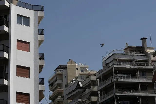 Κέντρο Αθήνας, Πειραιά ή Θεσσαλονίκης; Πού κοστίζει πιο φθηνά η αγορά νέας κατοικίας