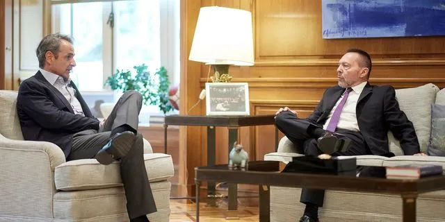 Συνάντηση Κυριάκου Μητσοτάκη-Γιάννη Στουρνάρα στο Μέγαρο Μαξίμου