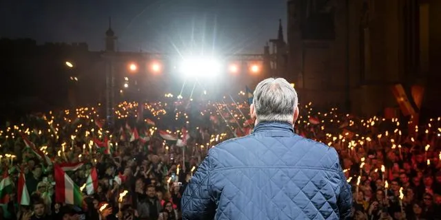 Ο Ορμπαν μπροστά σε πλήθος οπαδών του που, τελικά, δεν ήταν αρκετό για να τον κρατήσει στο «θρόνο»