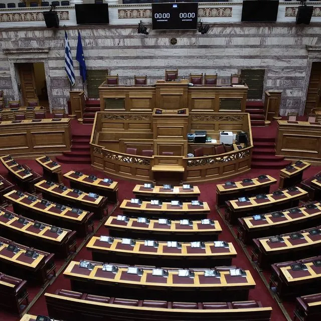 Η πρόταση Μητσοτάκη που οδηγεί σε “μουσικές καρέκλες” στη Βουλή