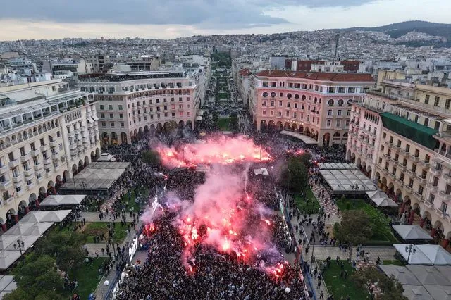 ΠΑΟΚ: Πήρε ”φωτιά” η Αριστοτέλους στις 19:26 με μαγικό pyro show για τα 100 χρόνια