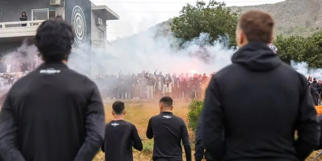 ΟΦΗ: Χαμός στην προπόνηση από τους οπαδούς, πριν την αναχώρηση της αποστολής για τον Βόλο