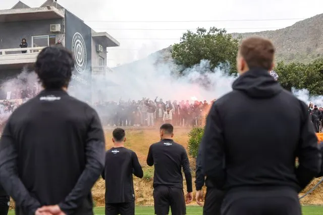 ΟΦΗ: Χαμός στην προπόνηση από τους οπαδούς, πριν την αναχώρηση της αποστολής για τον Βόλο