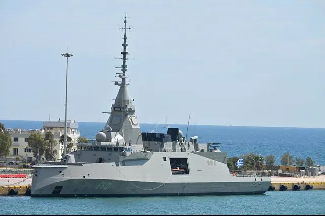 Στο λιμάνι του Πειραιά για πρώτη φορά η φρεγάτα “Κίμων” – Βίντεο