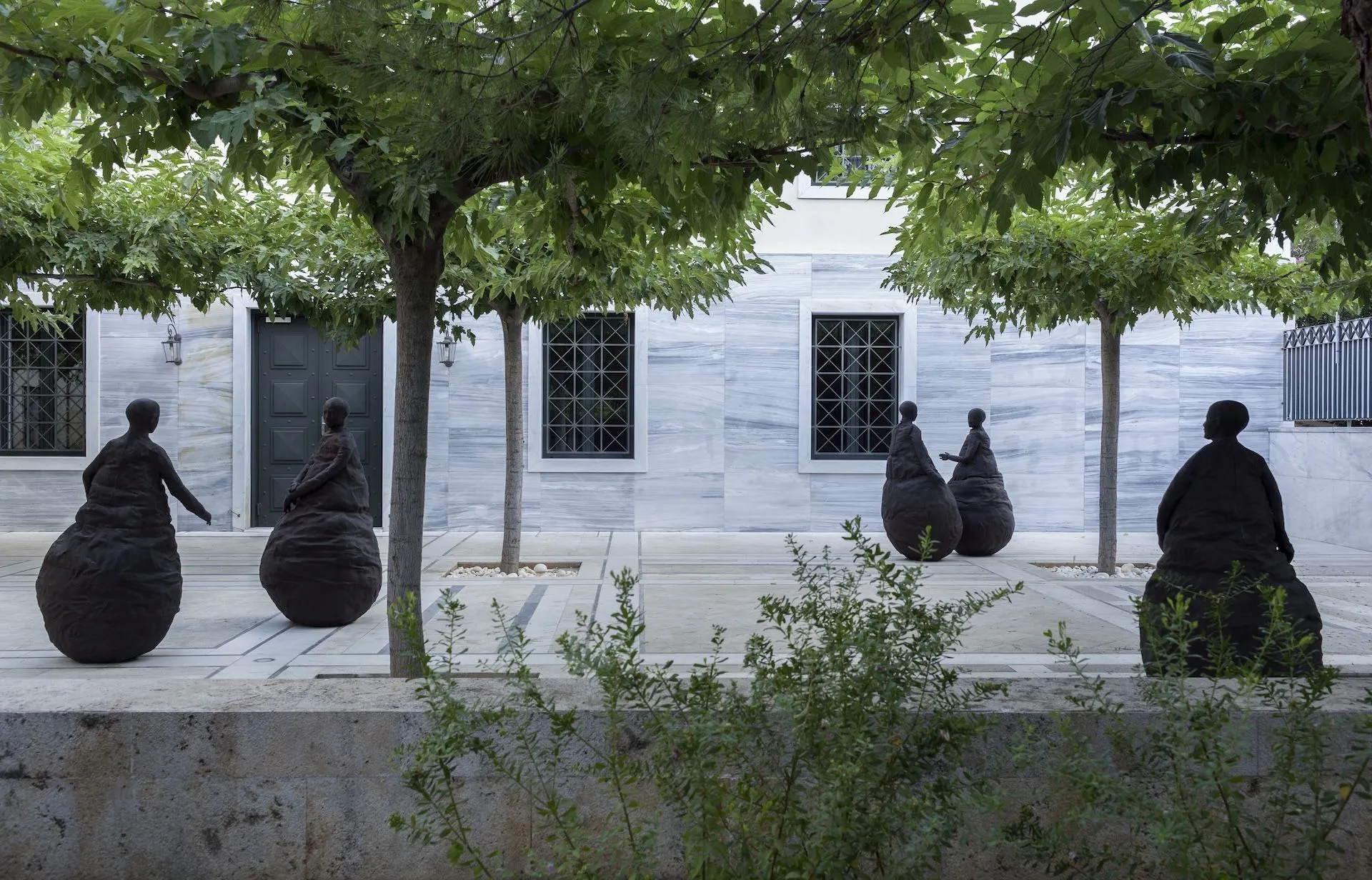 A Thousand Doors, 2014 | Installation view Francis Upritchard, Balata Figures, 2012 | Ευγενική παραχώρηση ο καλλιτέχνης και η Γκαλερί Kate MacGarry, London | NEON & The Whitechapel Gallery στη Γεννάδειο Βιβλιοθήκη | Φωτογραφία © Ναταλία Τσουκαλά