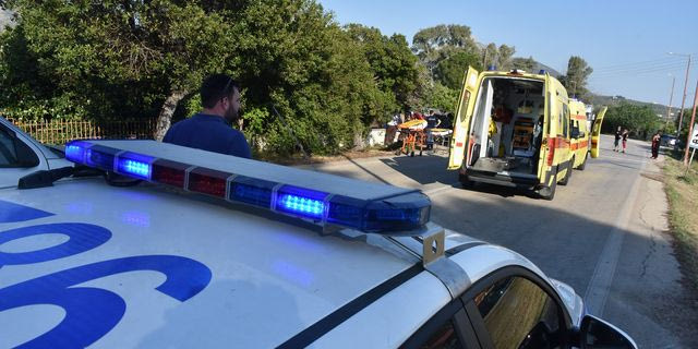 Περιπολικό της ΕΛ.ΑΣ και ασθενοφόρο