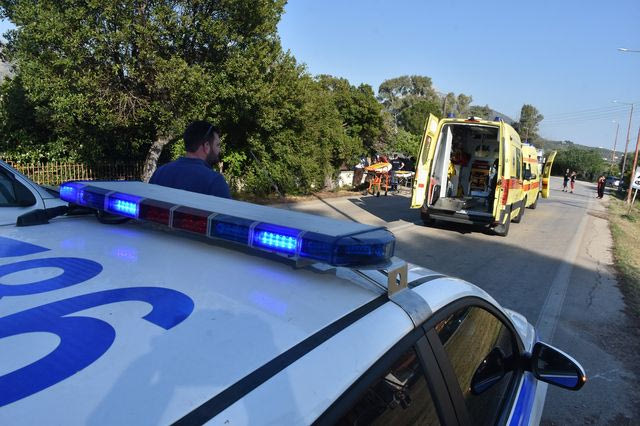 Περιπολικό της ΕΛ.ΑΣ και ασθενοφόρο