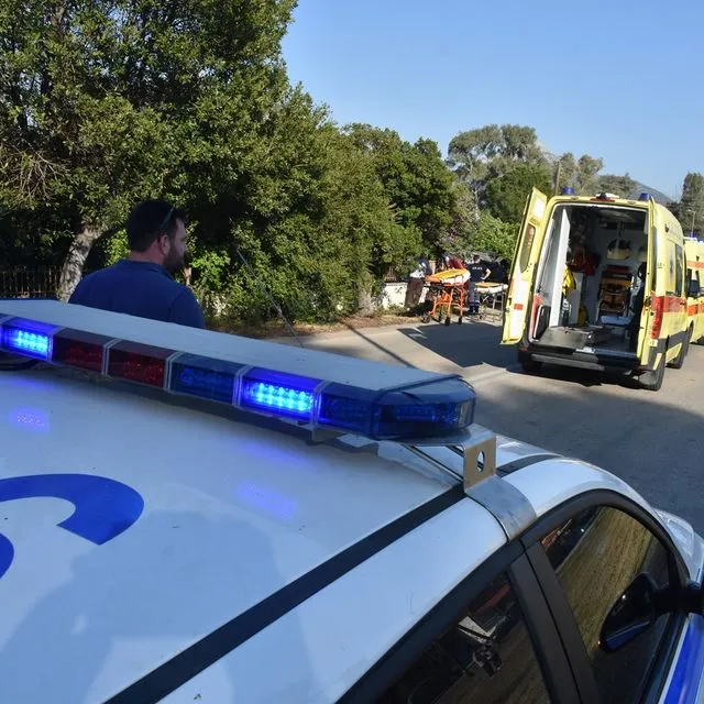 Περιπολικό της ΕΛ.ΑΣ και ασθενοφόρο