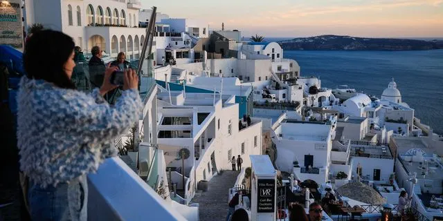 Τουρίστρια στη Σαντορίνη