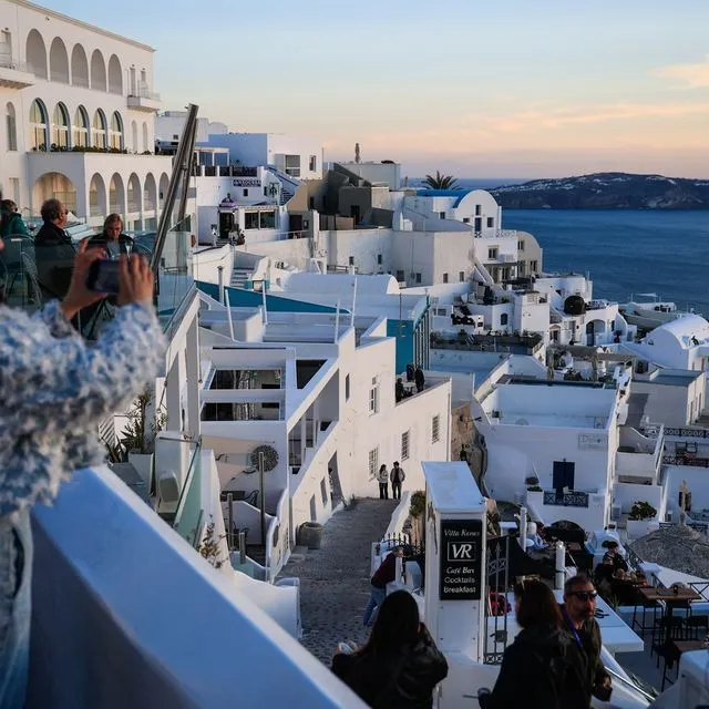 Τουρίστρια στη Σαντορίνη