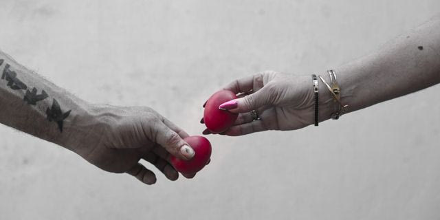 “Ελλήνων Πάσχα” απέναντι σε λογικές σκοτεινιάς, “δελτίου” και ιπτάμενων τιμών