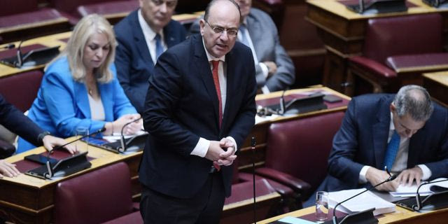 Ο Μακάριος Λαζαρίδης στη Βουλή