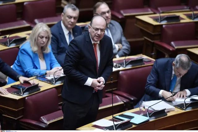 Ο Μακάριος Λαζαρίδης στη Βουλή