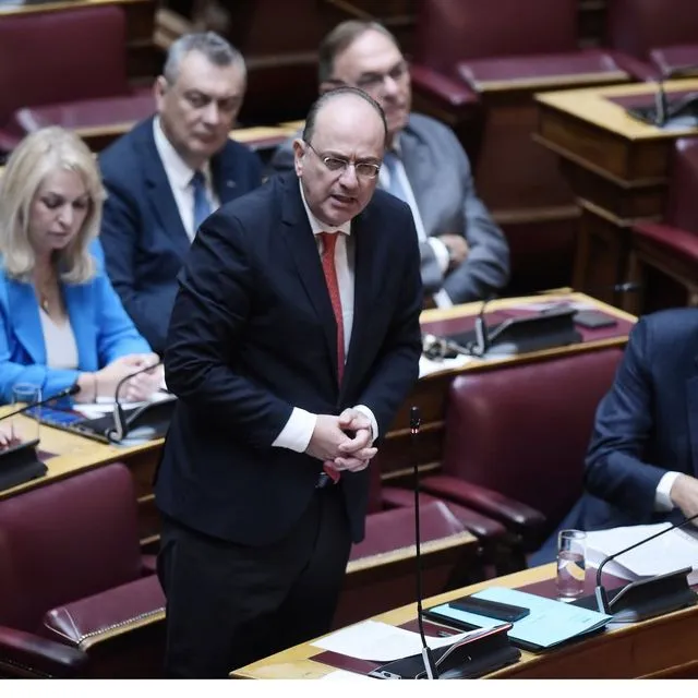 Ο Μακάριος Λαζαρίδης στη Βουλή