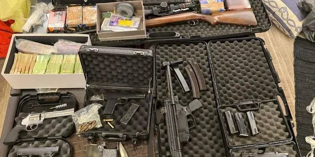 Τα ευρήματα της ΕΛ.ΑΣ στην κατοχή των μελών του κυκλώματος με τα λαθραία τσιγάρα