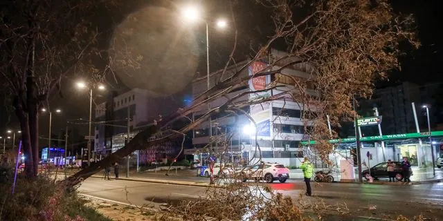 Κακοκαιρία Erminio: Κλειστή η Πειραιώς – Πλήττονται τα νότια προάστια