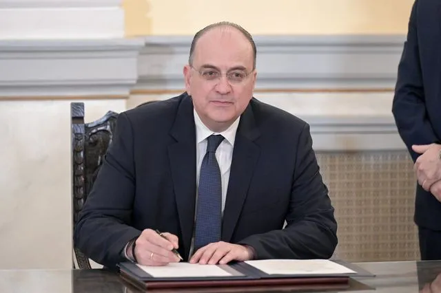 Μακάριος και “άριστος”, μετά ή άνευ πτυχίου…