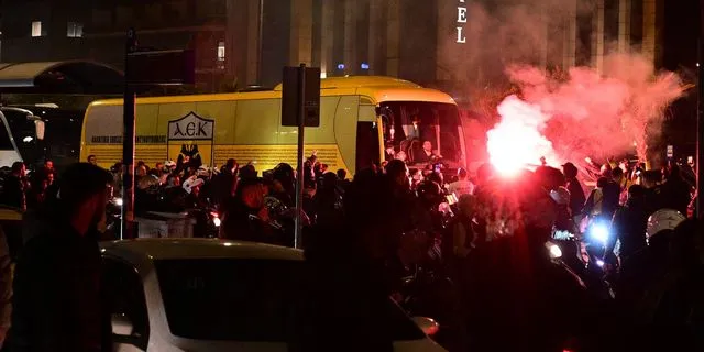 AEK: Tα VIDEOS του SPORT24 από την αποθέωση για την αποστολή της ΑΕΚ μετά τον θρίαμβο στο “Καραϊσκάκης”