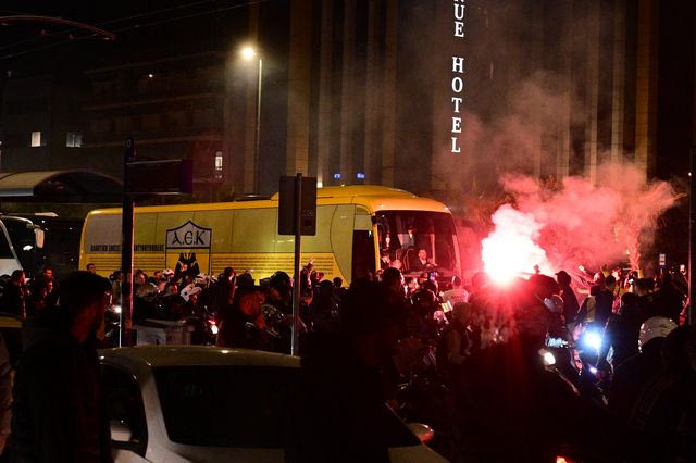 AEK: Tα VIDEOS του SPORT24 από την αποθέωση για την αποστολή της ΑΕΚ μετά τον θρίαμβο στο “Καραϊσκάκης”