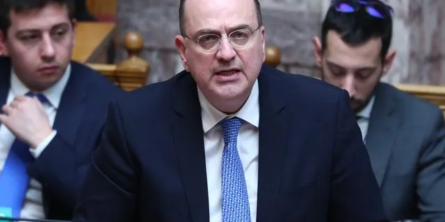 Το ΠΑΣΟΚ ζητά την αποπομπή Λαζαρίδη για το πτυχίο του