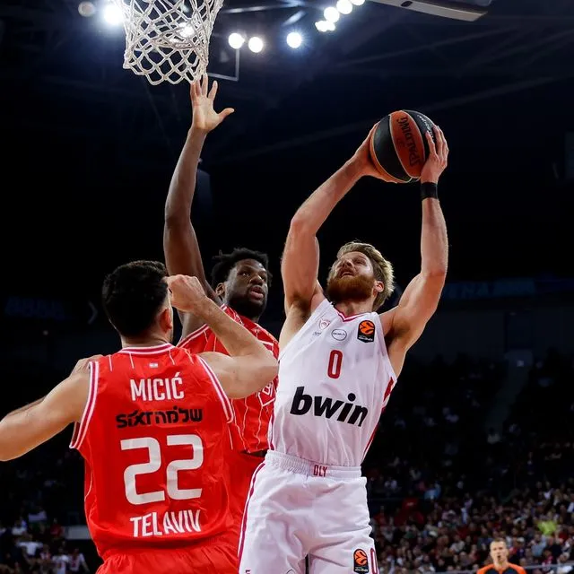 Στιγμιότυπο από τον αγώνα EUROLEAGUE Χάποελ Τελ Αβίβ – Ολυμπιακός.