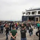 Λέσβος: Κτηνοτρόφοι κατέλαβαν τον καταπέλτη του πλοίου ΝΗΣΟΣ ΣΑΜΟΣ