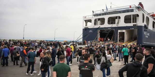 Λέσβος: Κτηνοτρόφοι κατέλαβαν τον καταπέλτη του πλοίου ΝΗΣΟΣ ΣΑΜΟΣ