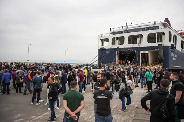 Λέσβος: Κτηνοτρόφοι κατέλαβαν τον καταπέλτη του πλοίου ΝΗΣΟΣ ΣΑΜΟΣ