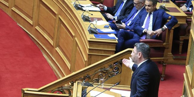 Νίκος Ανδρουλάκης και Κυριάκος Μητσοτάκης στη Βουλή