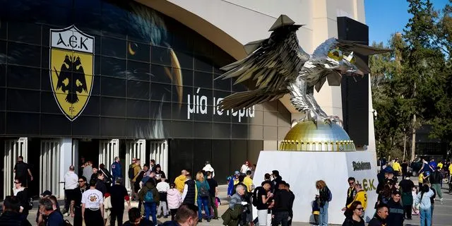 Κόσμος έξω από το γήπεδο της ΑΕΚ
