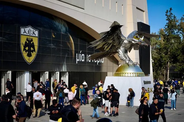 Κόσμος έξω από το γήπεδο της ΑΕΚ