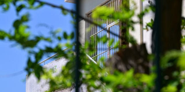 Χαϊδάρι: Πολύωρη μάχη από τους γιατρούς για τη 13χρονη που έπεσε από μπαλκόνι σχολείου