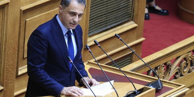 Ο Μάξιμος Σενετάκης στη Βουλή