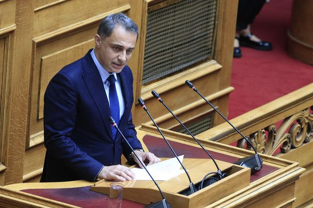 Ο Μάξιμος Σενετάκης στη Βουλή