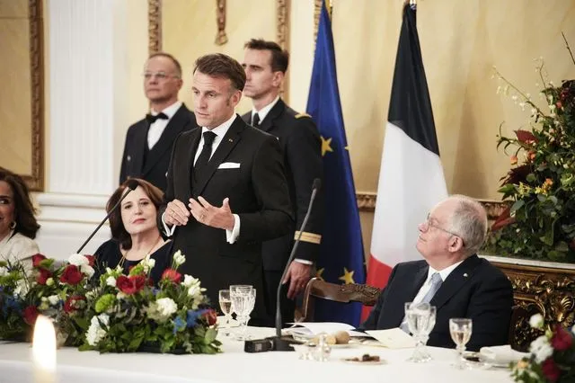 Μακρόν στο Προεδρικό Μέγαρο: Το “Ελλάς, Γαλλία, συμμαχία” πιο επίκαιρο από ποτέ