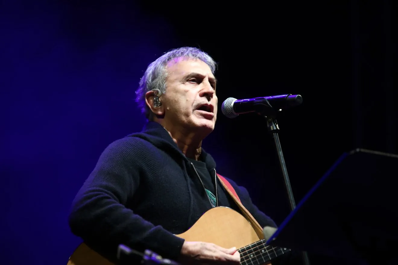 Στη συγκλονιστική συναυλία για τους 200 της Καισαριανής: Νταλάρας, Πασχαλίδης, Μποφίλιου μας ένωσαν στη μνήμη τους